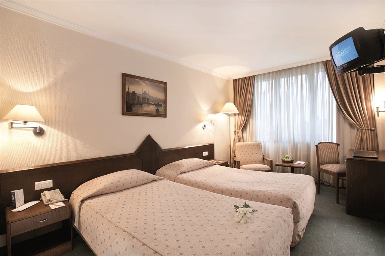 Hotel Dedeman Estambul Exterior foto A typical hotel room